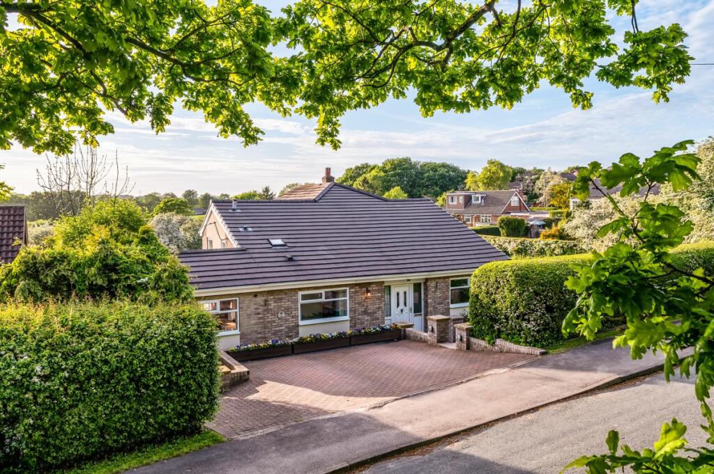 4 bedroom detached house for sale in Cliff Road, Crigglestone