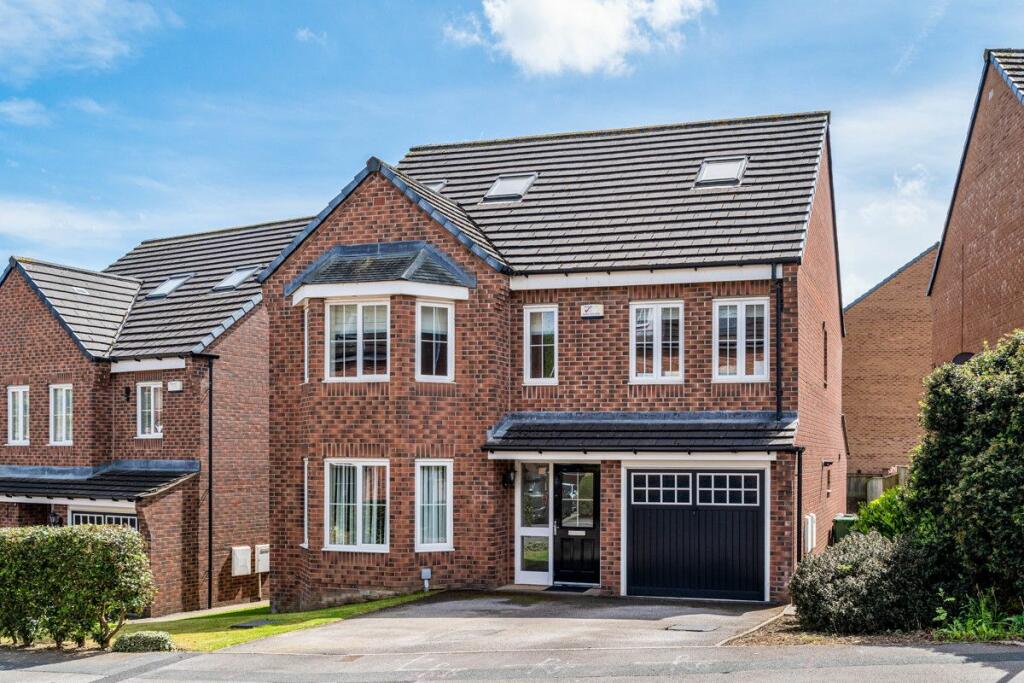 5 bedroom detached house for sale in Waggon Road, Leeds, LS10