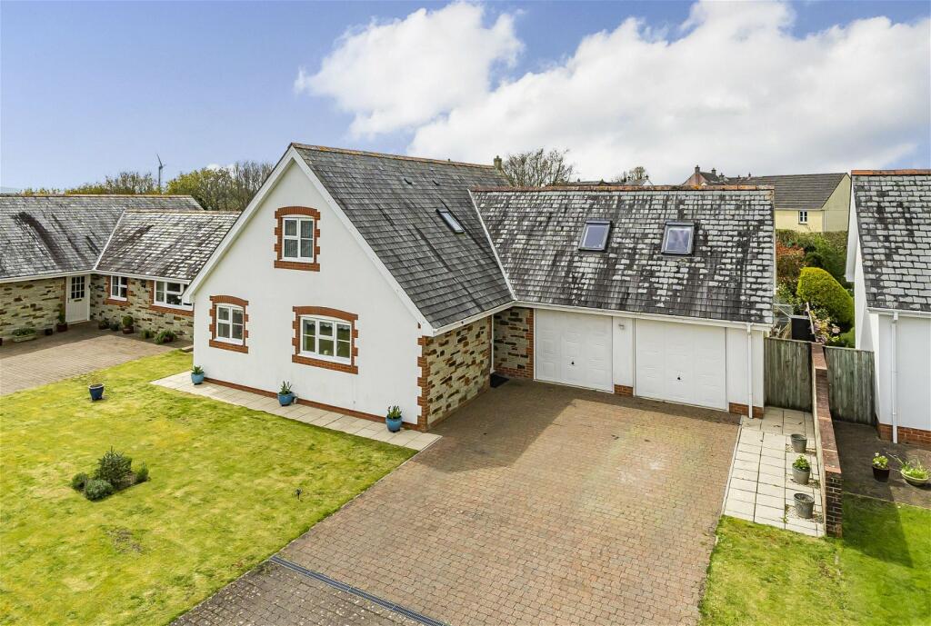 4 bedroom detached house for sale in Launceston, PL15