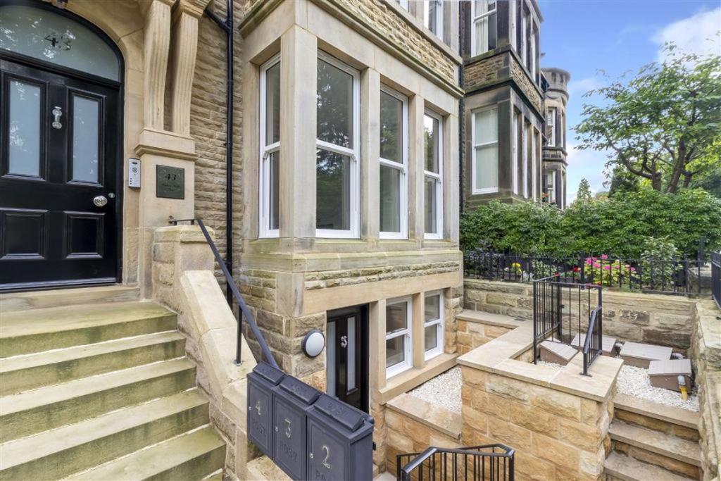 2 bedroom apartment for sale in Harlow Moor Drive, Harrogate, HG2