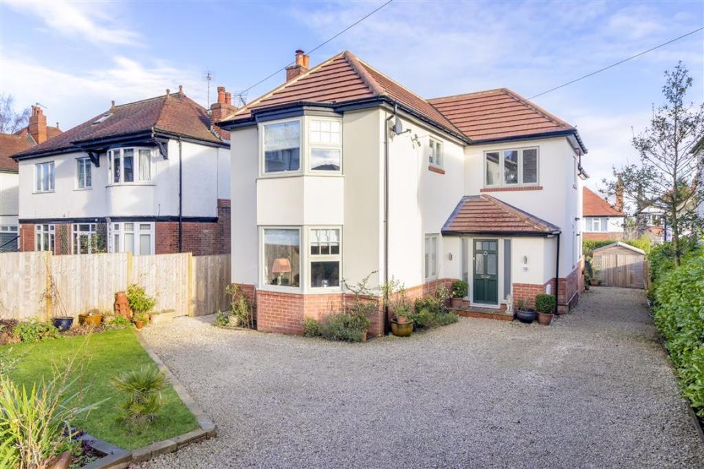 4 bedroom detached house for sale in Harlow Oval, Harrogate, North