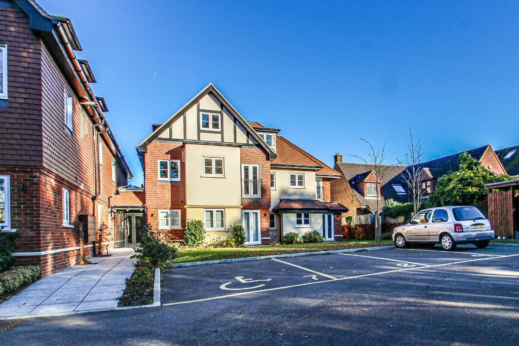 2 bedroom flat for sale in Limpsfield Road, Warlingham, Surrey, CR6 9RL