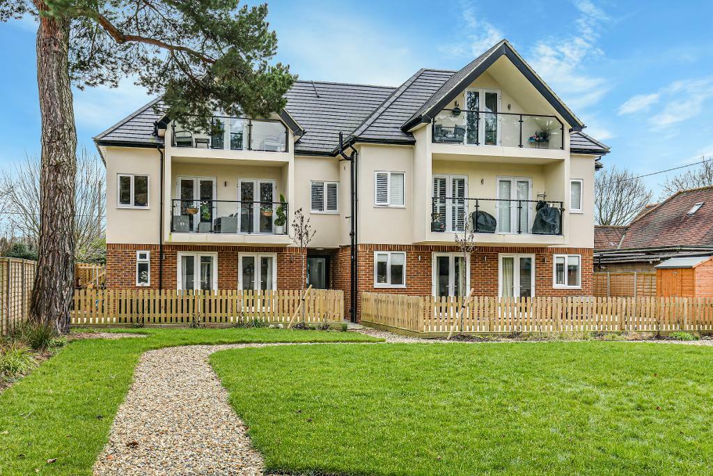 3 bedroom apartment for sale in Kingswood Lane, Warlingham, CR6 9FG, CR6
