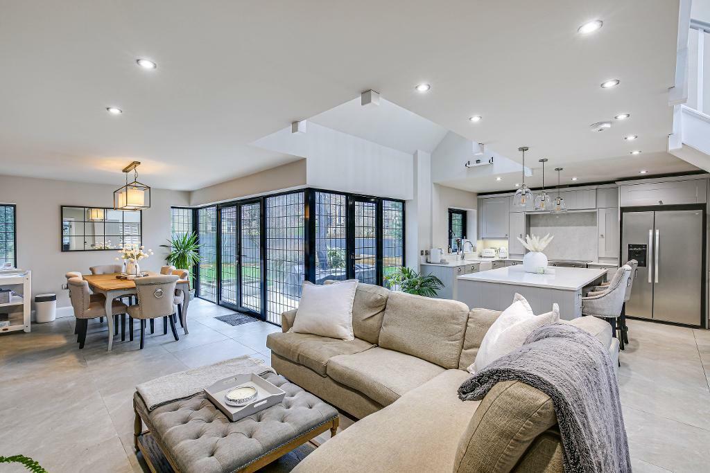 5 bedroom semidetached house for sale in Essendene Road, Caterham