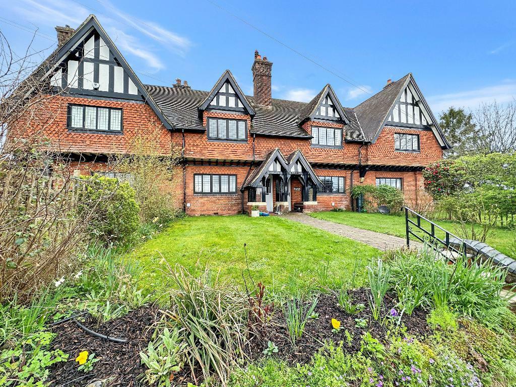 3 bedroom terraced house for sale in Farleigh Common, Warlingham