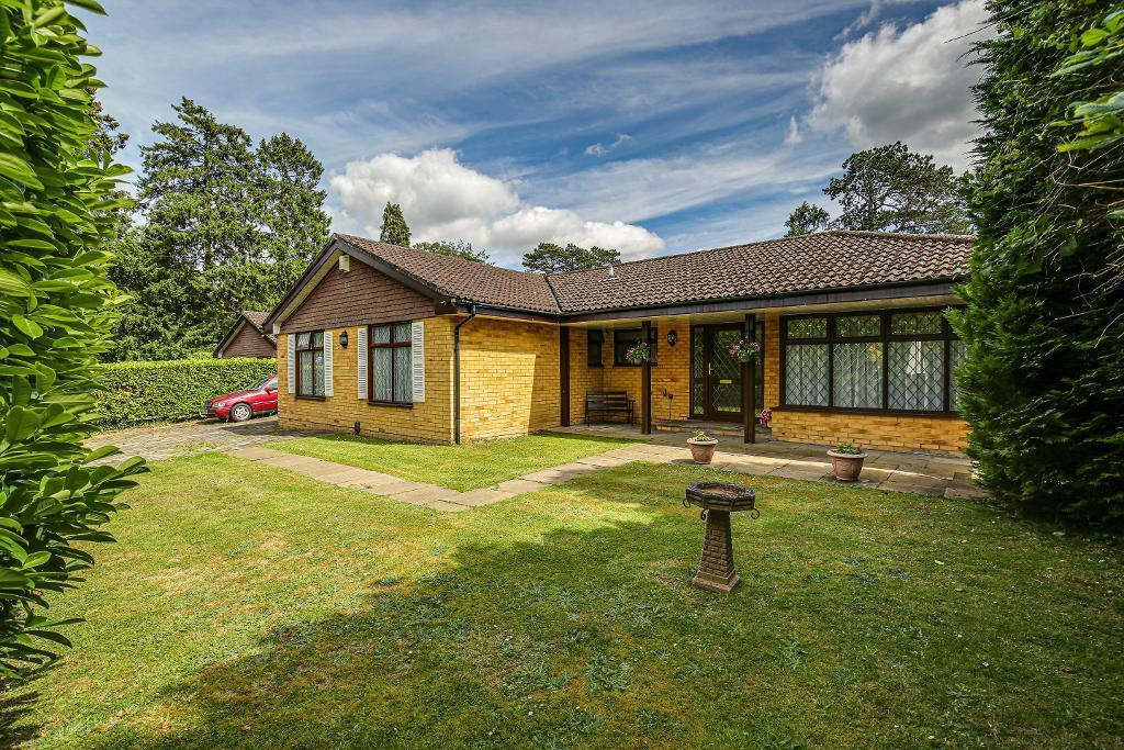 3 bedroom detached bungalow for sale in Westhall Road, Warlingham, CR6