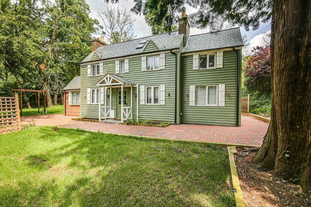 4 bedroom detached house for sale in Church Road, Woldingham, Caterham