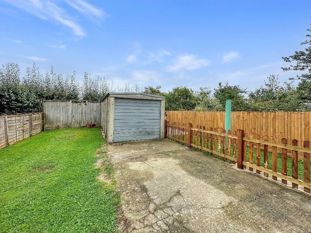 Additional property image - Hamsey Green Gardens, Warlingham, Surrey, CR6 9RT