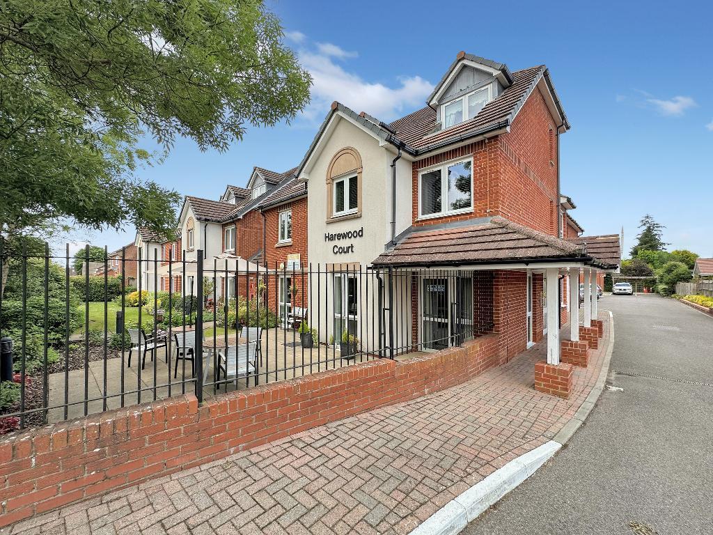 Main image of property: 545 Limpsfield Road, Warlingham, Surrey, CR6 9DX