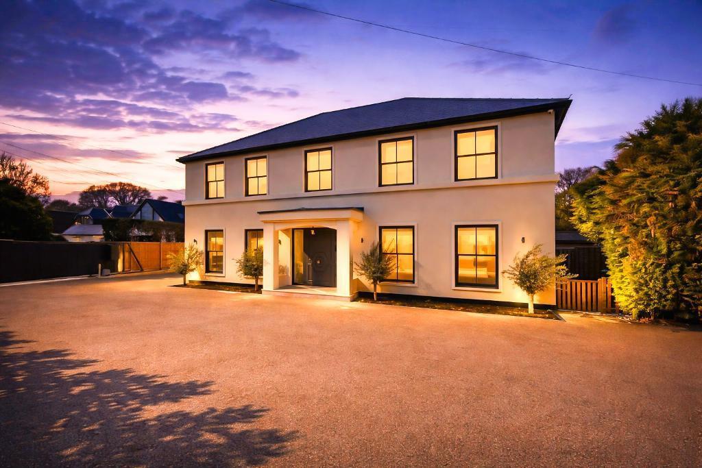 Main image of property: Farleigh Road, Warlingham, Surrey, CR6 9EL