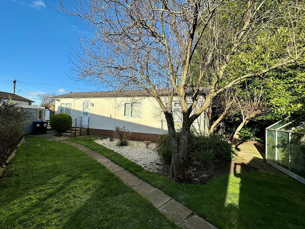 2 bedroom bungalow for sale in Court Farm Park, Warlingham, Surrey, CR6