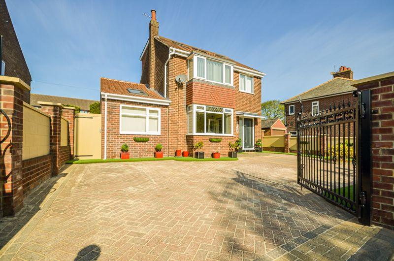 5 bedroom detached house for sale in 140 Street Lane, Gildersome, LS27 7JB , LS27