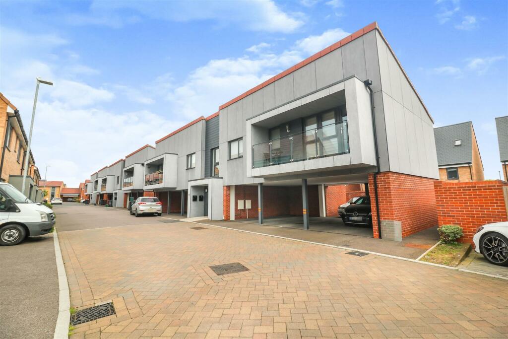 2 bedroom coach house for sale in Plumtree Drive, Harlow, CM17