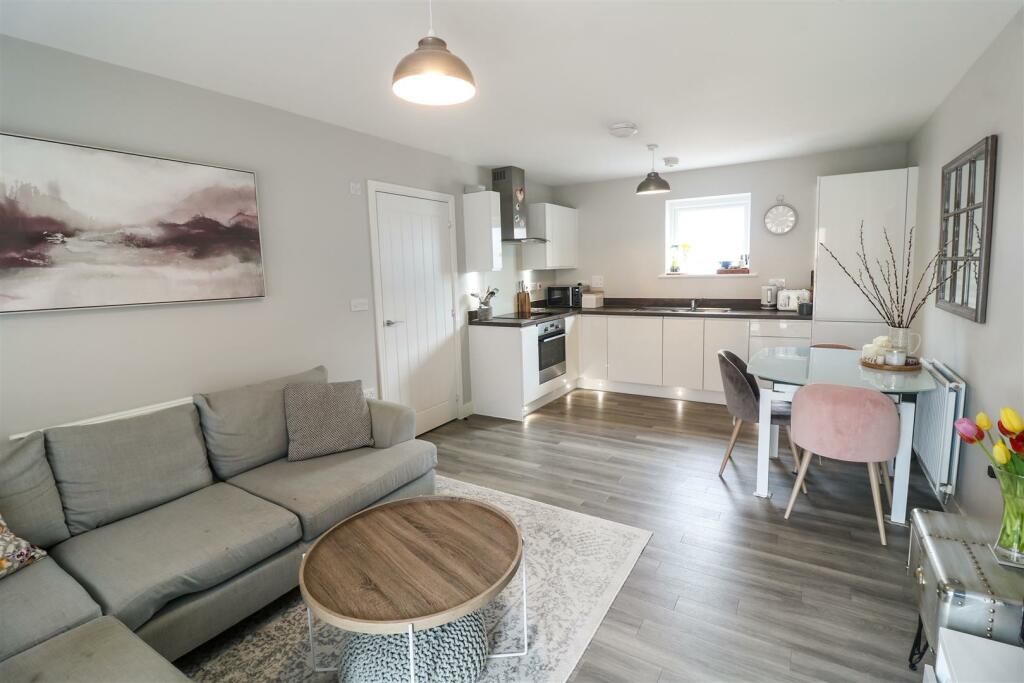 2 bedroom coach house for sale in Plumtree Drive, Harlow, CM17