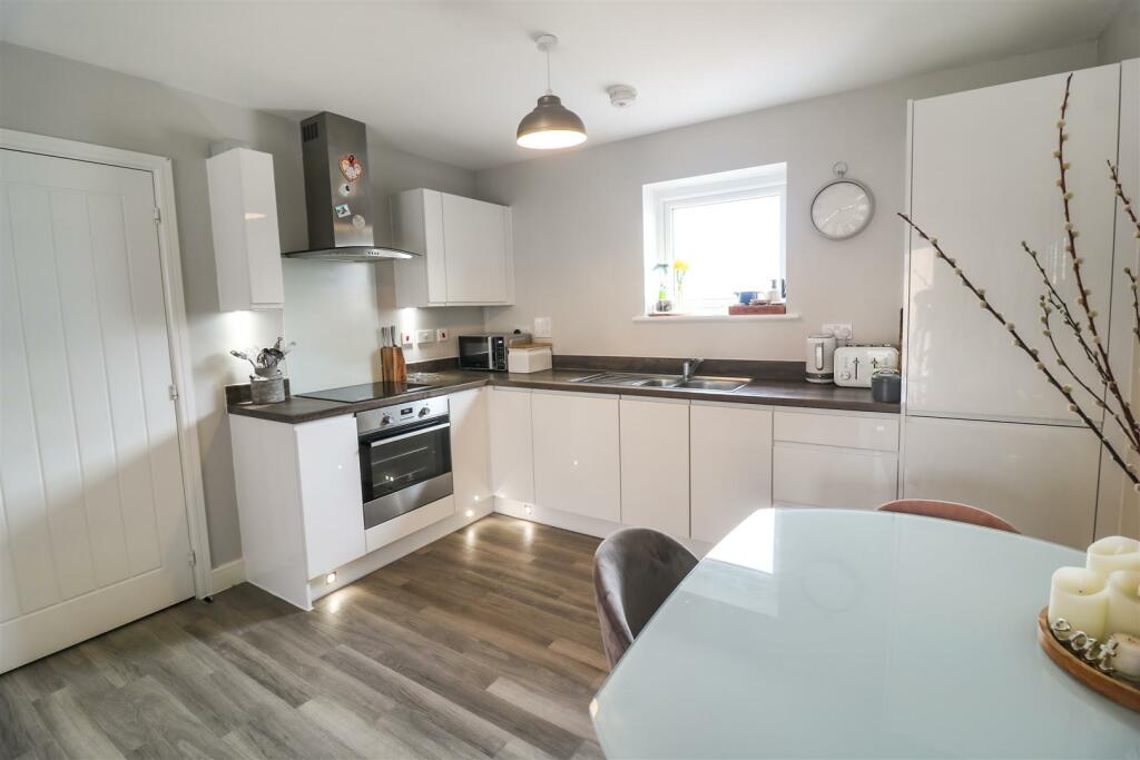 2 bedroom coach house for sale in Plumtree Drive, Harlow, CM17