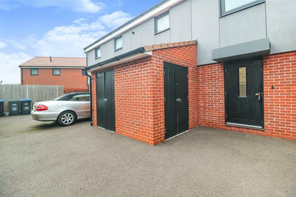 2 bedroom coach house for sale in Plumtree Drive, Harlow, CM17