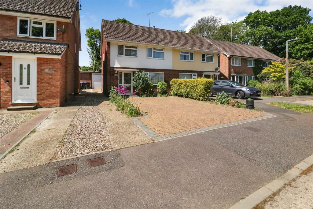 3 bedroom semidetached house for sale in Great Leylands, Harlow, CM18