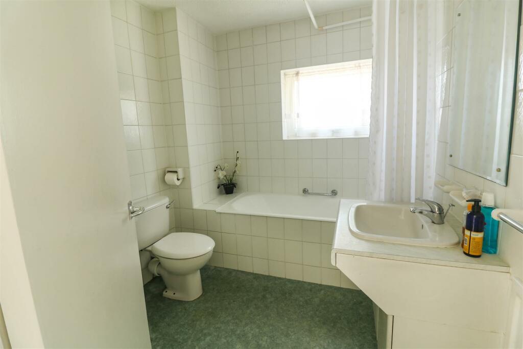 3 bedroom semidetached house for sale in Great Leylands, Harlow, CM18