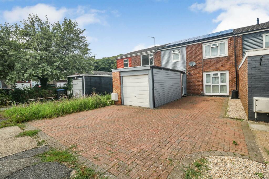 3 bedroom terraced house for sale in The Maples, Harlow, CM19