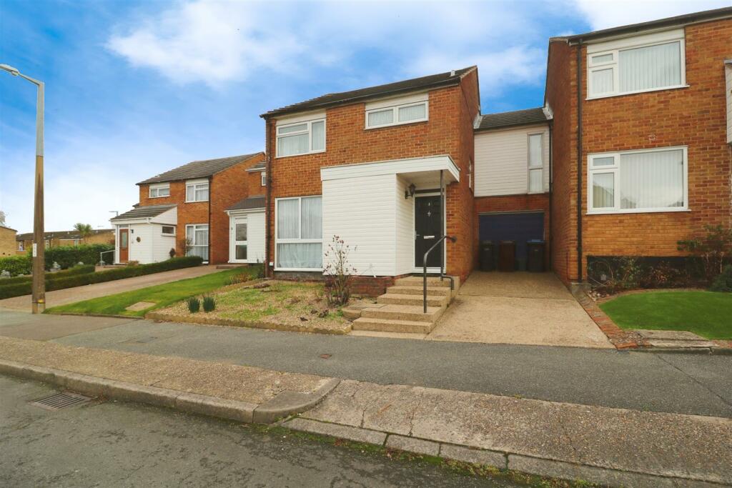 4 bedroom link detached house for sale in Paddock Mead, Harlow, CM18