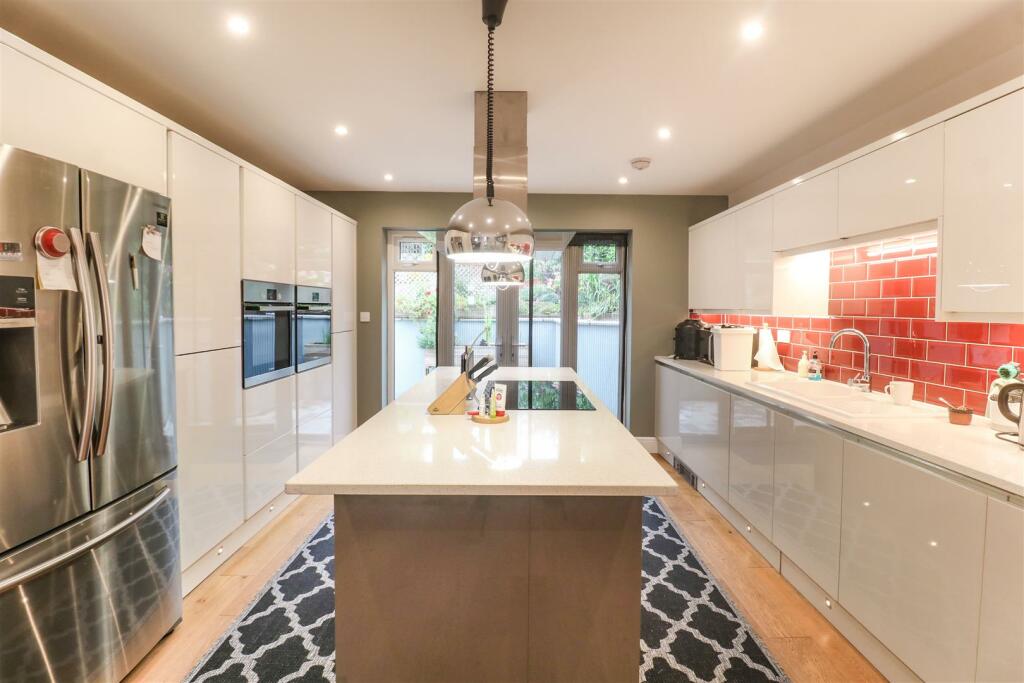 Additional property image - Hamlet Hill, Roydon, Harlow