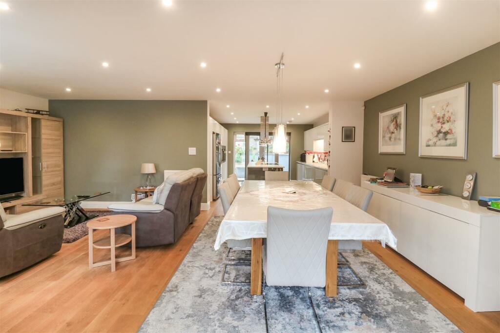 Additional property image - Hamlet Hill, Roydon, Harlow