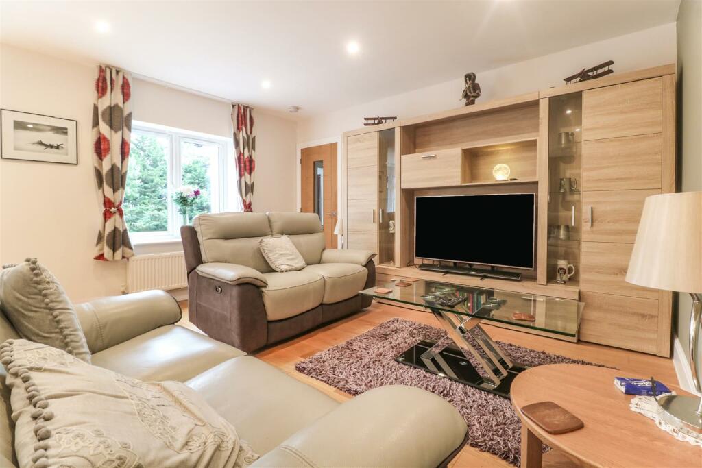 Additional property image - Hamlet Hill, Roydon, Harlow