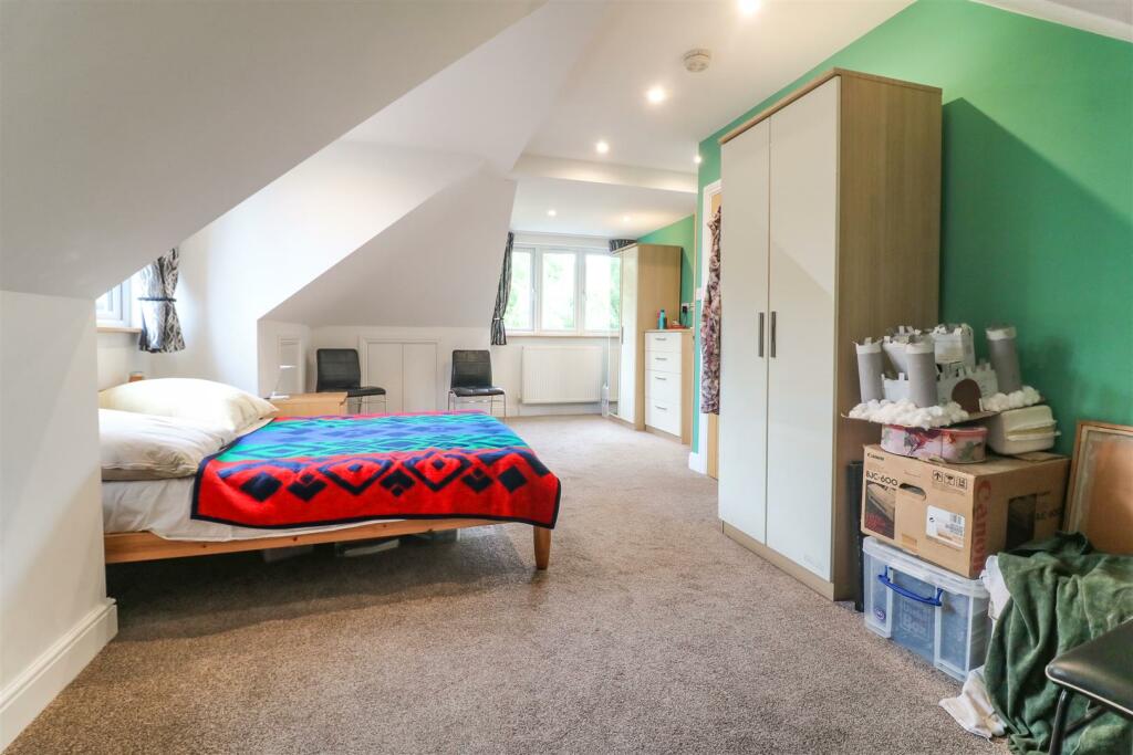 Additional property image - Hamlet Hill, Roydon, Harlow