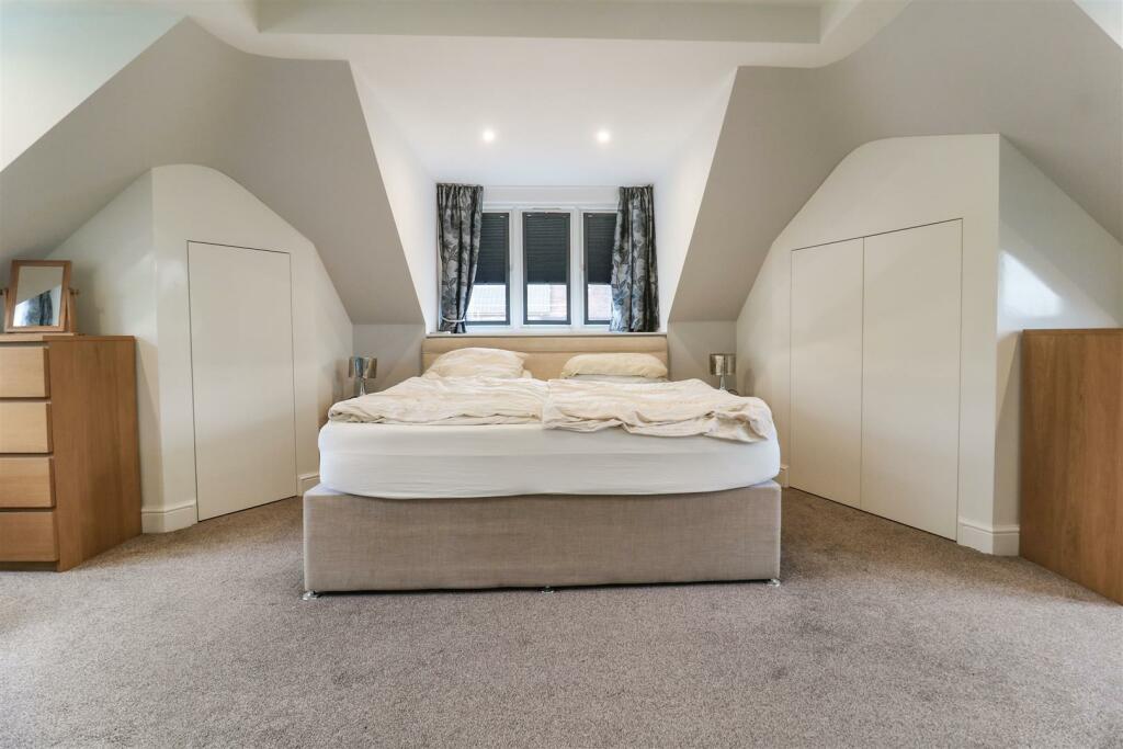 Additional property image - Hamlet Hill, Roydon, Harlow