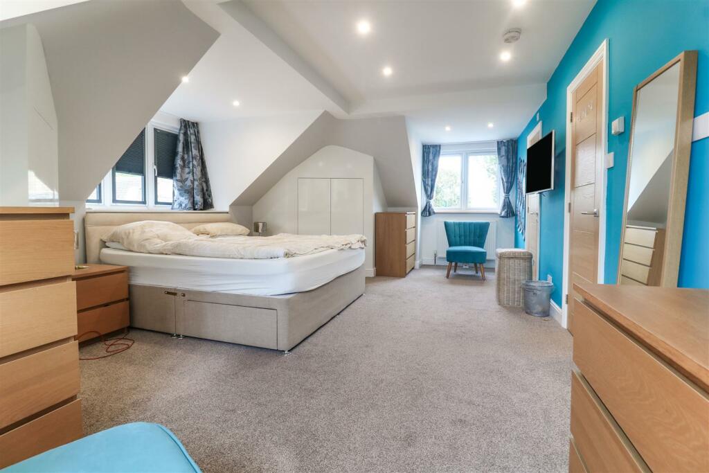 Additional property image - Hamlet Hill, Roydon, Harlow
