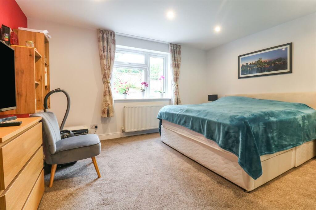 Additional property image - Hamlet Hill, Roydon, Harlow