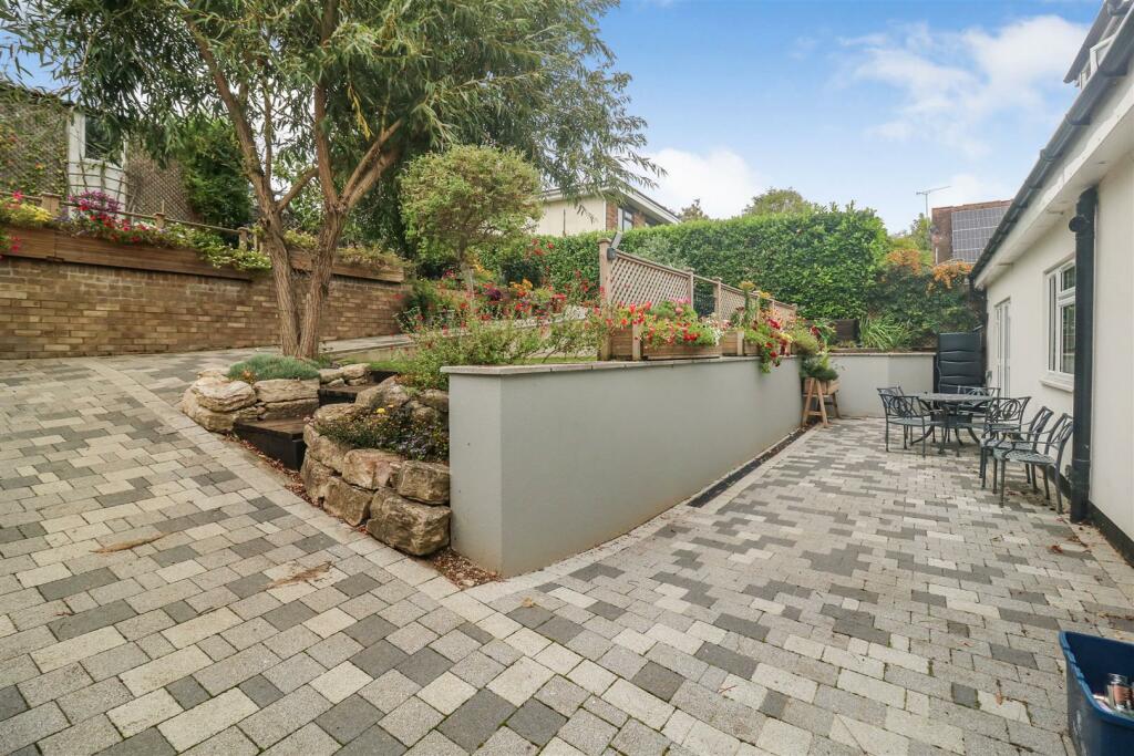 Additional property image - Hamlet Hill, Roydon, Harlow