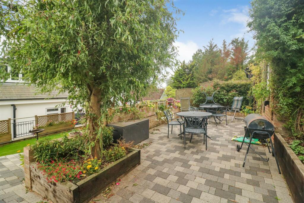 Additional property image - Hamlet Hill, Roydon, Harlow