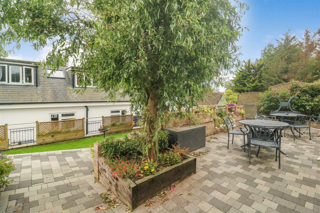 Additional property image - Hamlet Hill, Roydon, Harlow