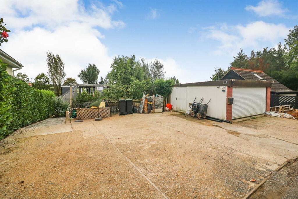 Additional property image - Hamlet Hill, Roydon, Harlow