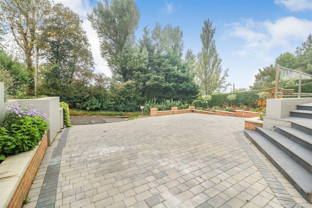 Additional property image - Hamlet Hill, Roydon, Harlow