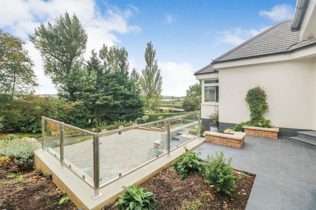 Additional property image - Hamlet Hill, Roydon, Harlow