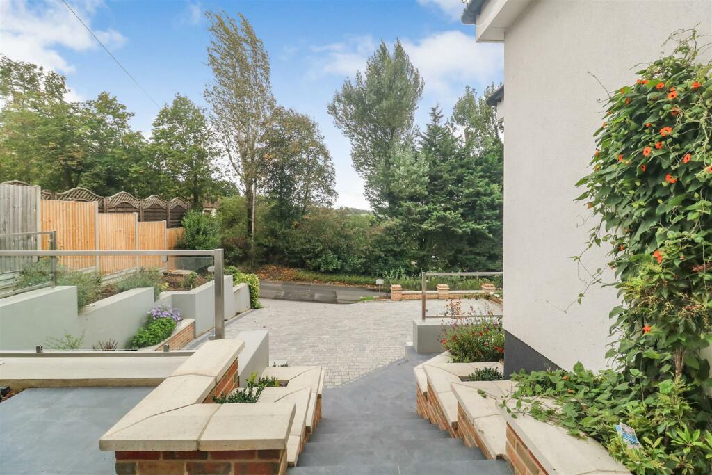 Additional property image - Hamlet Hill, Roydon, Harlow