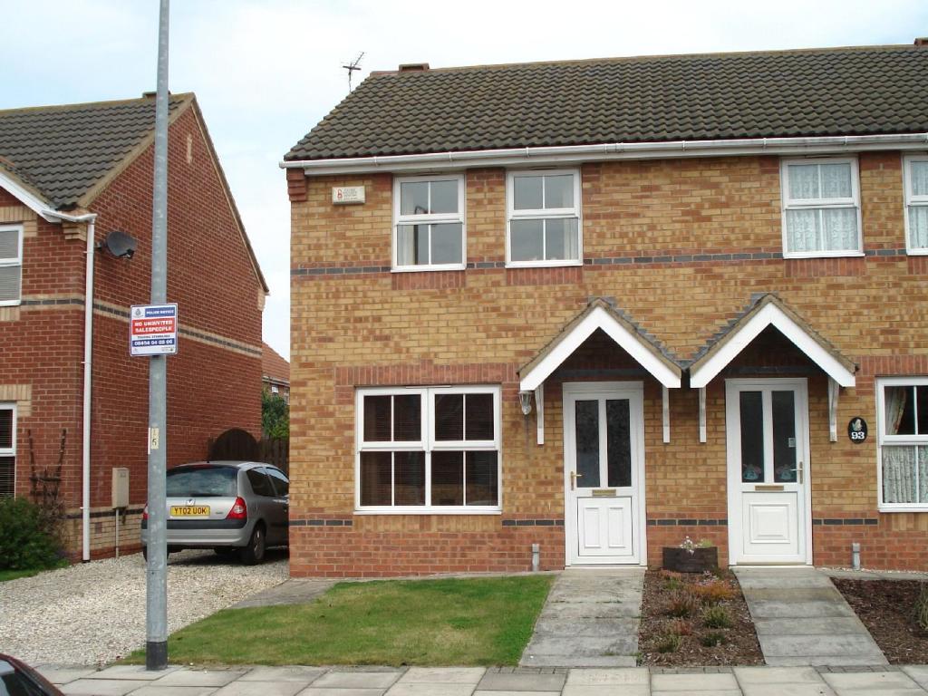 3 bedroom semidetached house for rent in Peterhouse Road, Grimsby