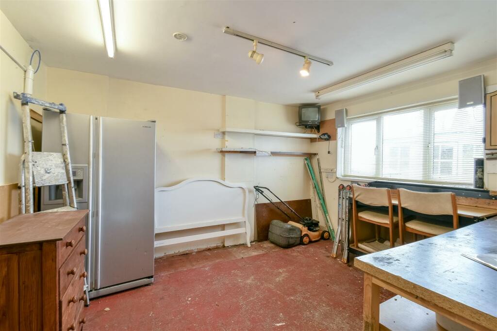 Additional property image - Viaduct View, Porthkerry, Rhoose