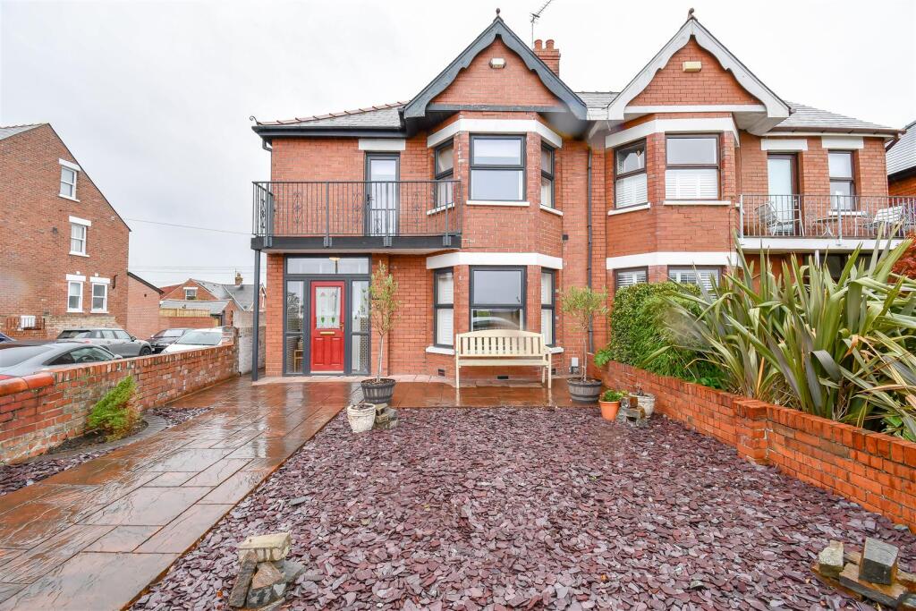 Main image of property: The Parade, Barry