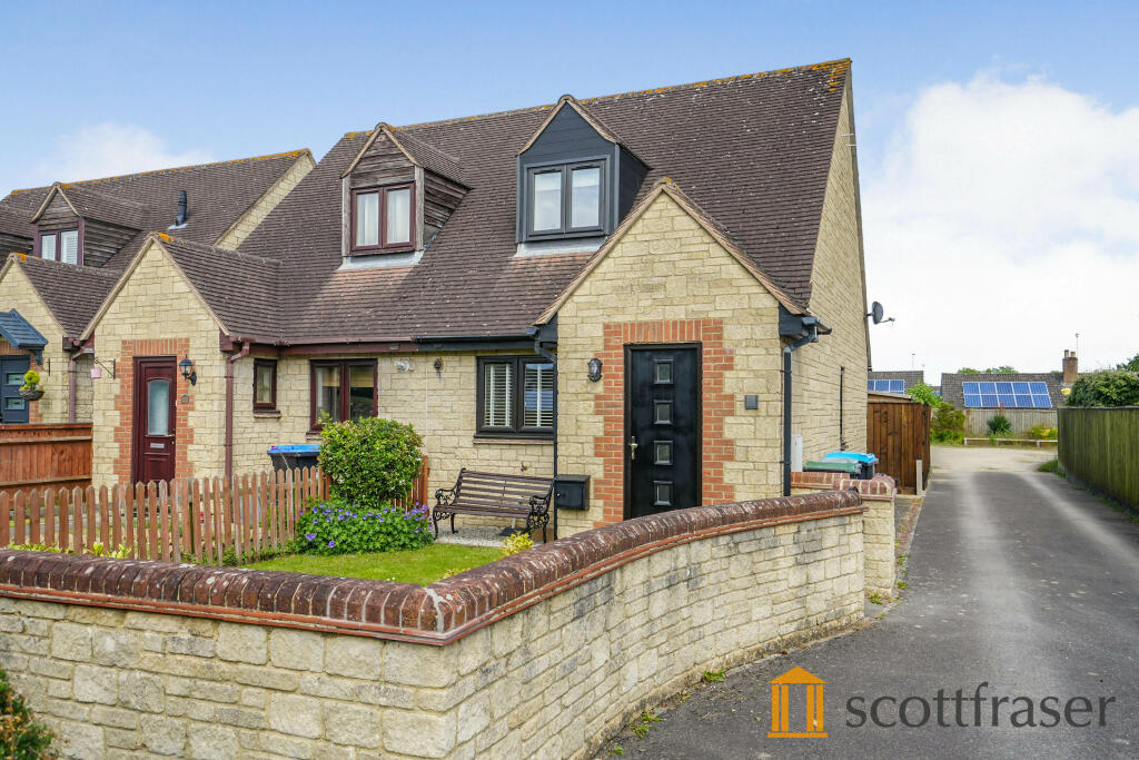 2 bedroom semidetached house for rent in Burford Road, Carterton , OX18