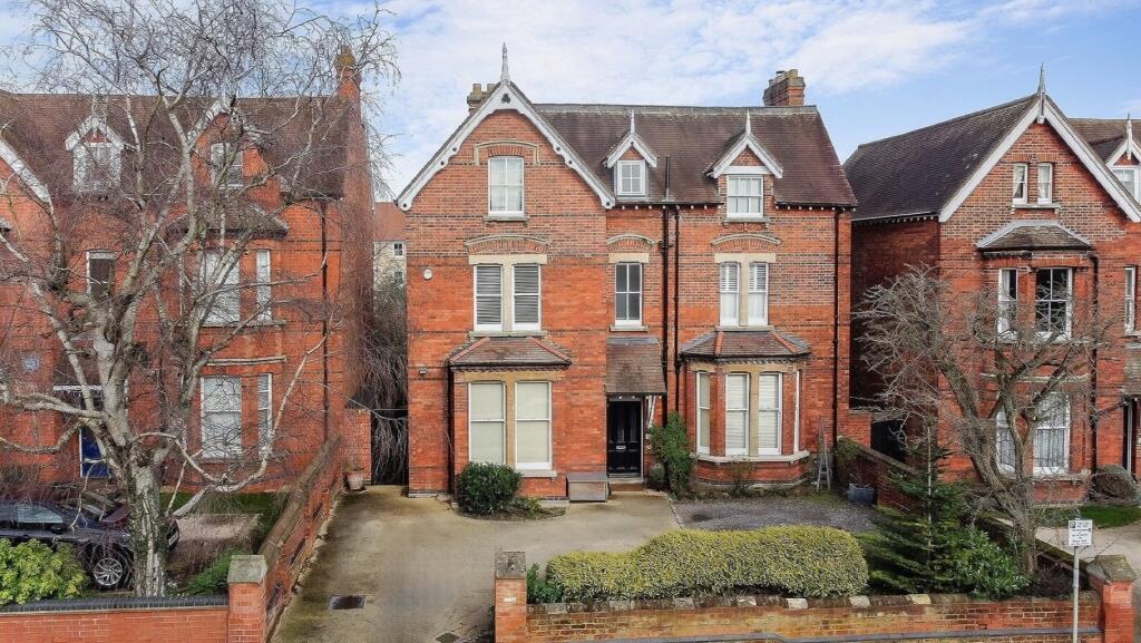 6 bedroom detached house for sale in Lansdowne Road, Bedford