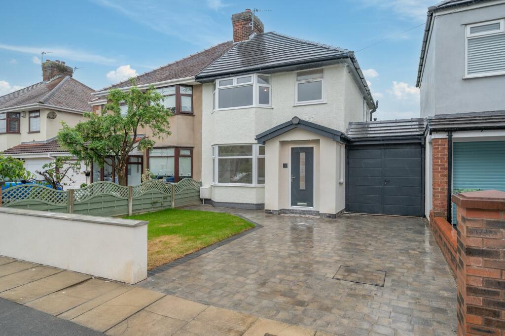 3 bedroom semidetached house for sale in Broadwood Avenue, Maghull, L31