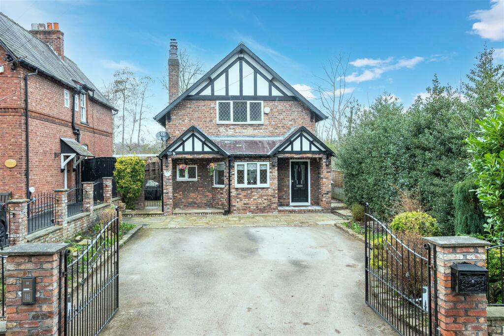 4 bedroom detached house for sale in Rutland Lane, Sale, M33