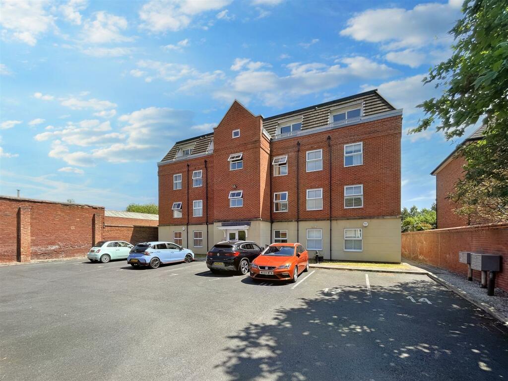 3 bedroom penthouse for sale in Harley Road, Sale, M33