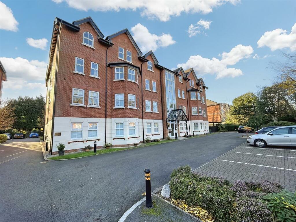 2 bedroom apartment for sale in Northenden Road, Sale, M33