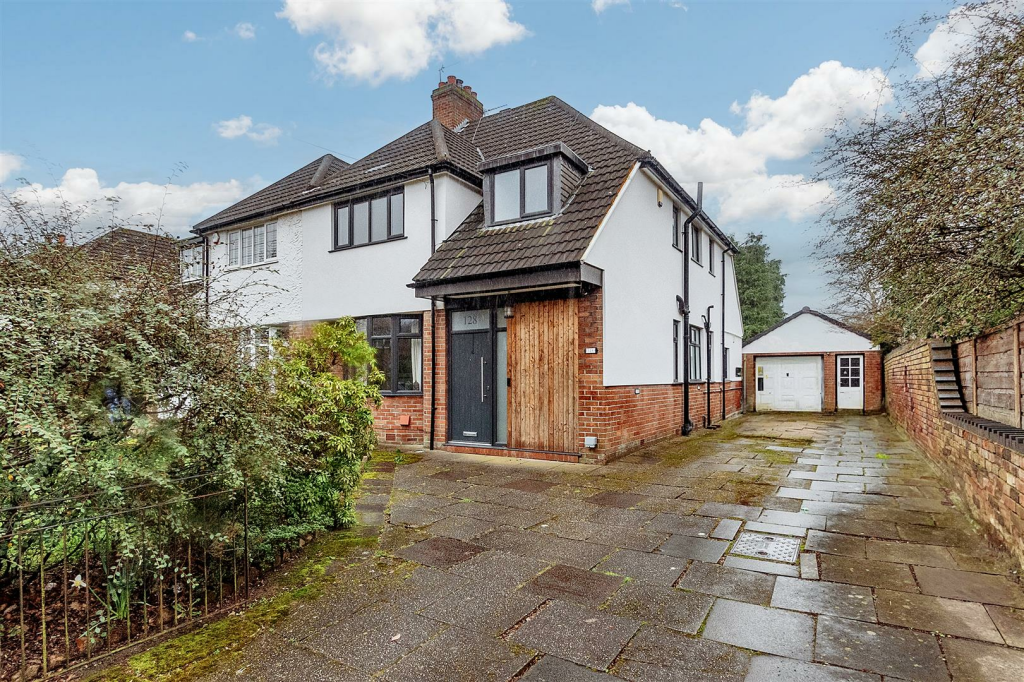 4 bedroom semidetached house for sale in Framingham Road, Sale, M33