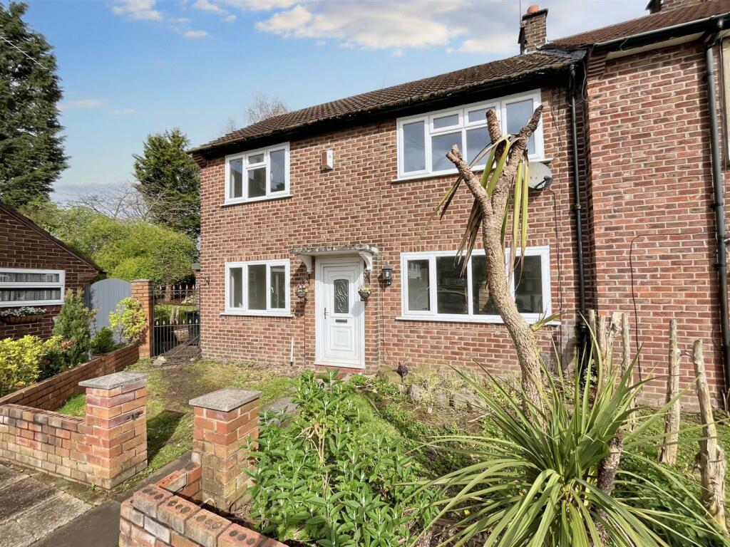 3 bedroom end of terrace house for sale in Alderley Road, Sale, M33