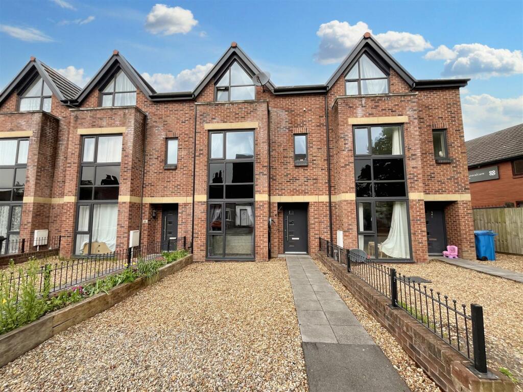 4 bedroom town house for sale in Cranleigh Drive, Sale, M33